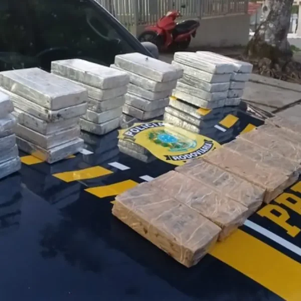 PRF apreende 38 kg de cocaína em carro usado em sequestro de vice-prefeito; droga tinha com destino Porto Seguro