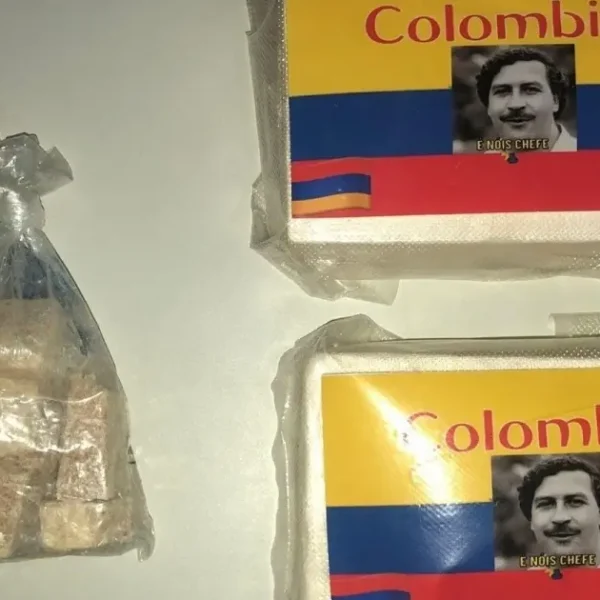 Dupla é presa na Bahia com tabletes de cocaína personalizados com imagem de Pablo Escobar