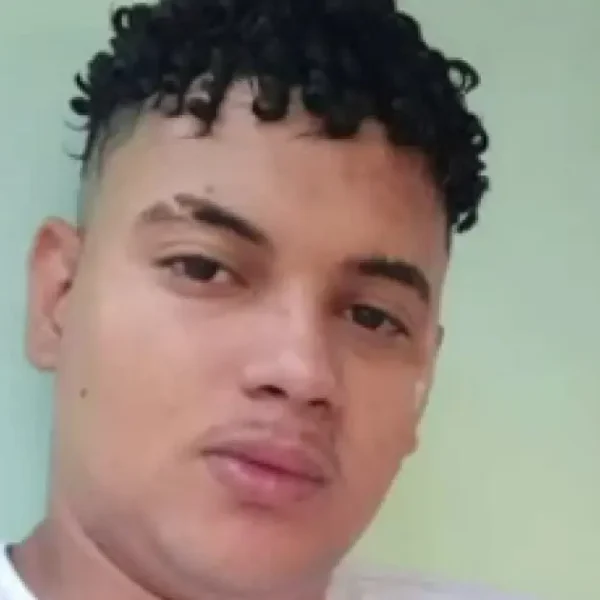 Jovem é assassinado por namorada; suspeita segue foragida