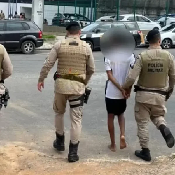 Adolescente de 17 anos tenta roubar corrente de médico na Barra e é detido pela PM