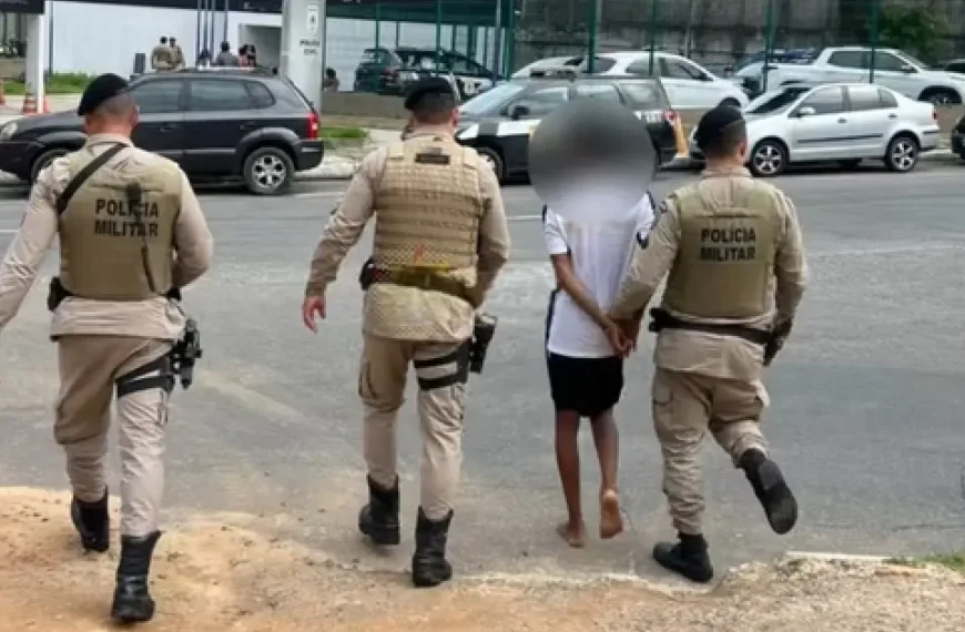 Adolescente de 17 anos tenta roubar corrente de médico na Barra e é detido pela PM