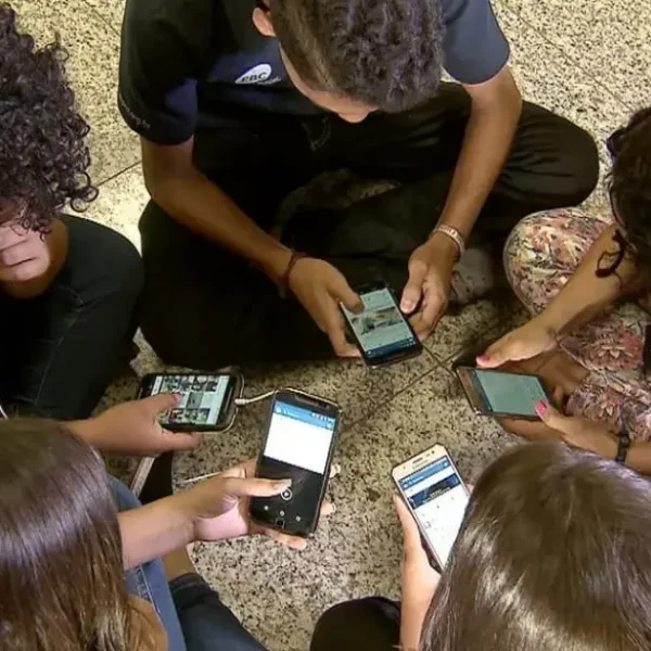 Adolescentes não recebem apoio emocional para lidar com redes sociais, diz pesquisa