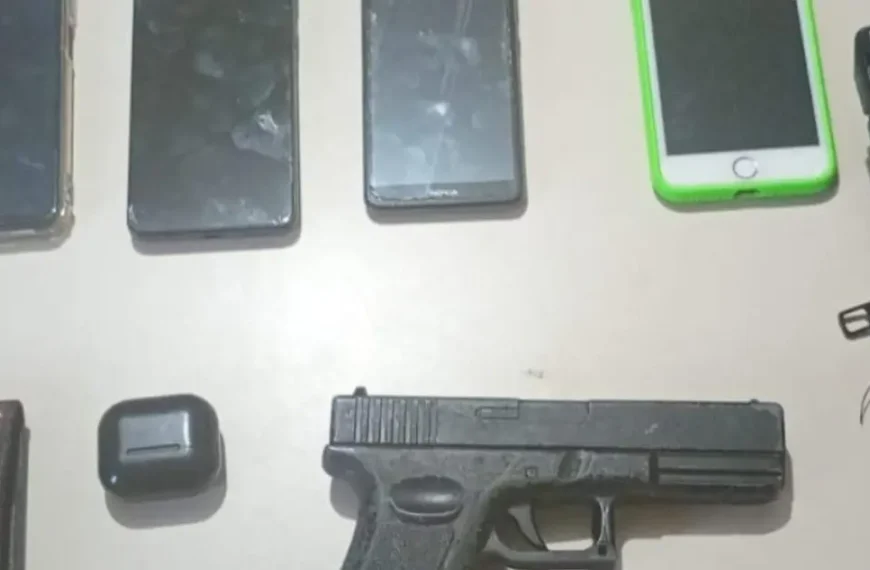 PM prende homens suspeitos de assalto e apreende réplica de arma de fogo