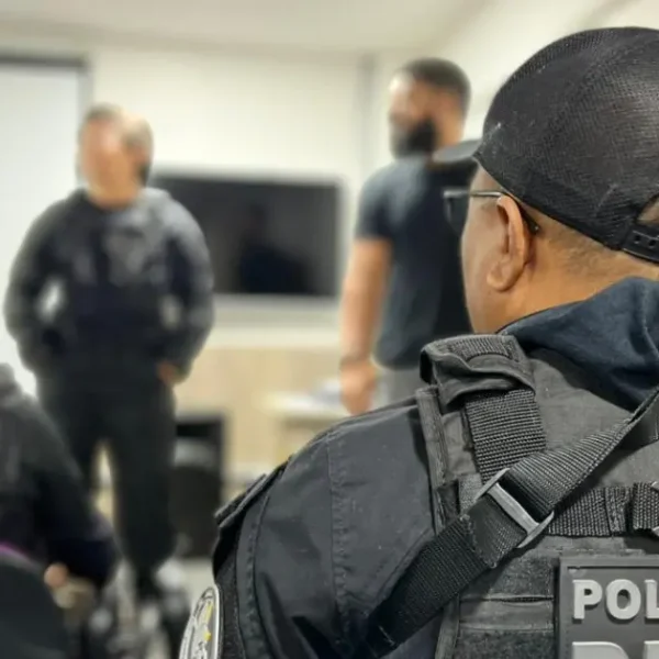 Operação da Polícia Civil é deflagrada em Salvador e mira grupos envolvidos em queima de veículos e roubos