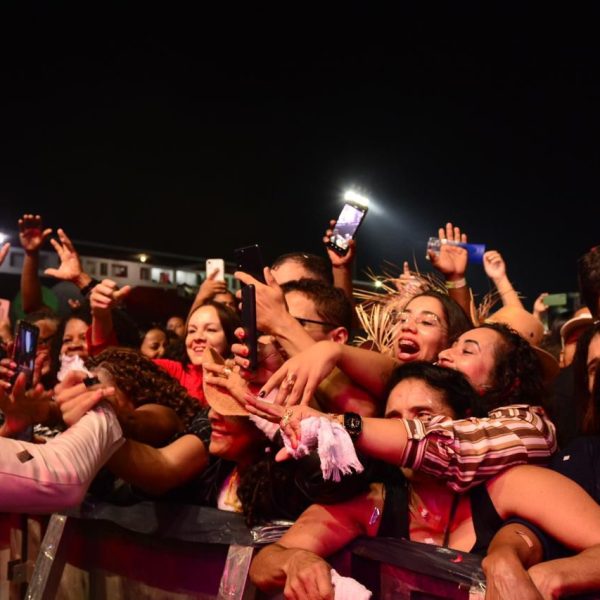 São João de Alagoinhas: milhares de forrozeiros curtem a primeira noite de festa na Arena Zé Ribeiro