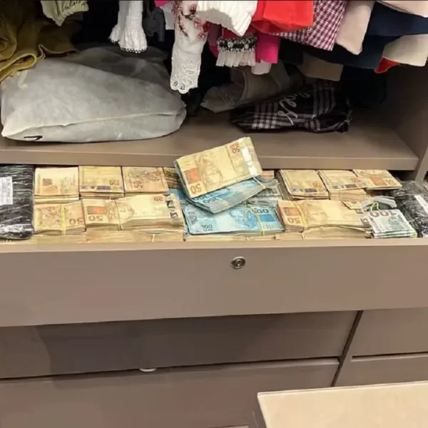 Dinheiro é encontrado em gavetas de casa de ex-prefeito na Bahia