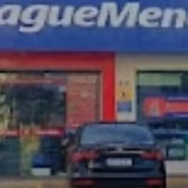 Assaltantes invadem farmácia no Costa Azul, roubam Ozempic e levam carro de cliente