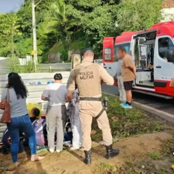 Mulher é arremessada em beira de pista após ser atingida por carreta na Bahia; motorista fugiu sem prestar socorro