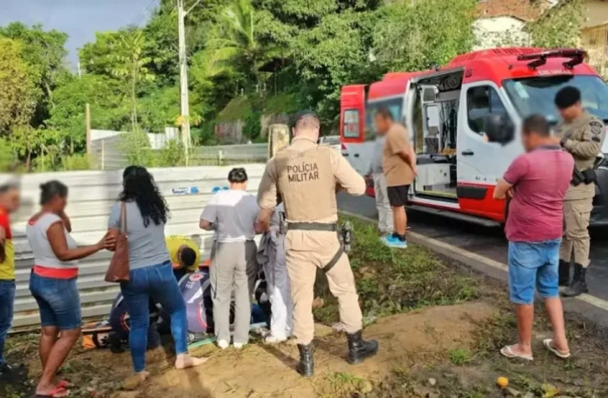 Mulher é arremessada em beira de pista após ser atingida por carreta na Bahia; motorista fugiu sem prestar socorro