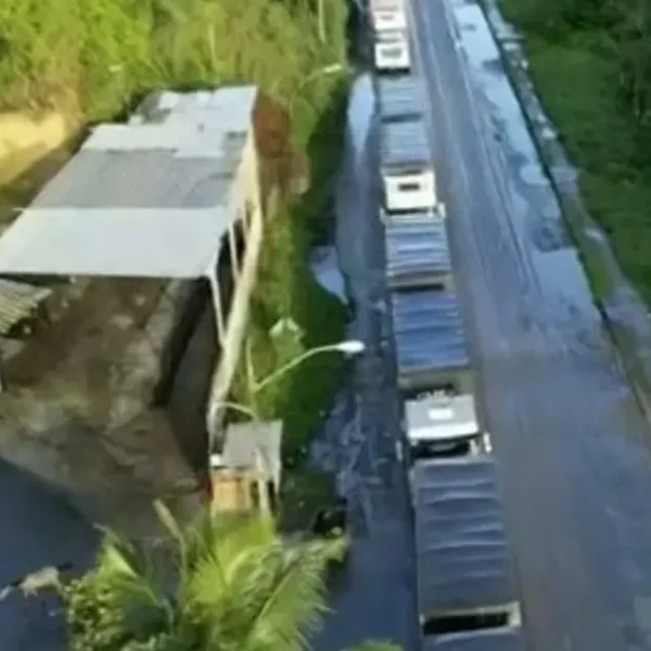 Manifestação bloqueia Estrada do Derba e causa congestionamento na BA-528