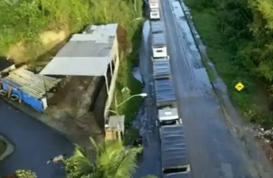 Manifestação bloqueia Estrada do Derba e causa congestionamento na BA-528