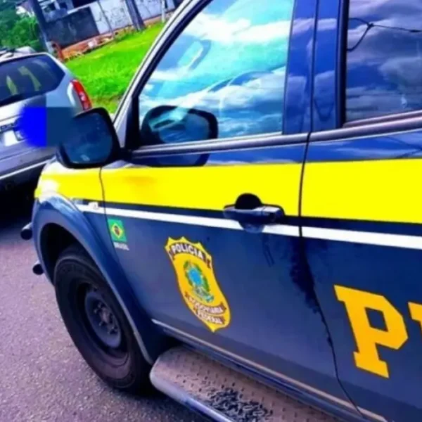 PRF recupera caminhonete roubada e adulterada na BR-324, em Salvador