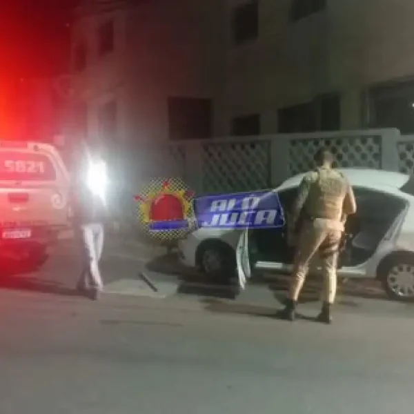Carro roubado na Rótula do Abacaxi é recuperado após perseguição e troca de tiros na Federação