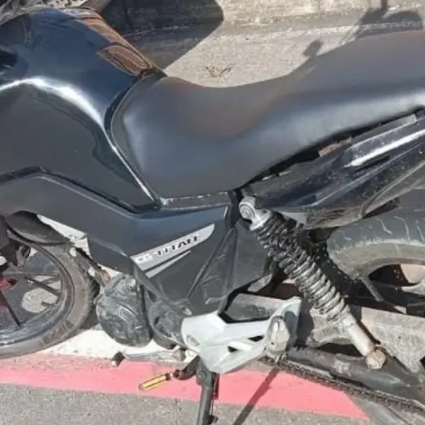 PM recupera moto furtada e prende condutor por receptação na Av. Paralela