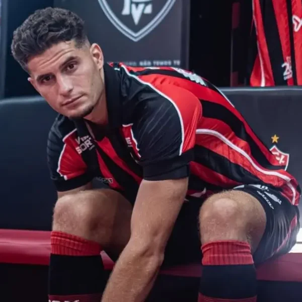 Rúben Rodrigues chega ao Vitória com status de artilheiro e função versátil no meio e ataque; entenda