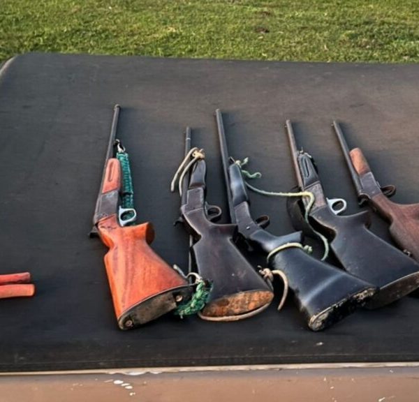 Polícia flagra homem com arsenal em estrada de terra no interior da Bahia