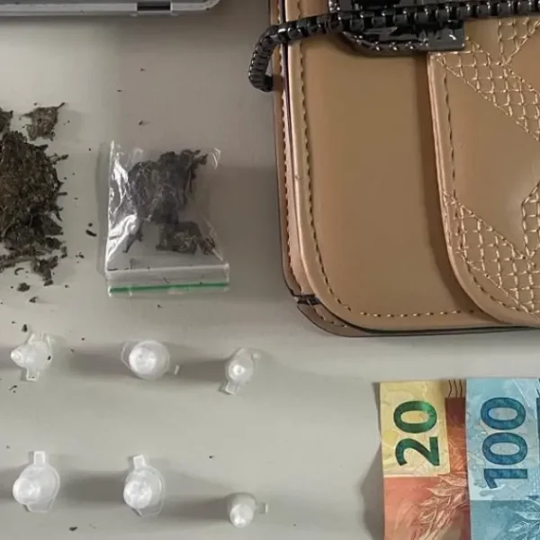 Polícia Militar prende suspeito de tráfico com drogas e dinheiro em Camaçari