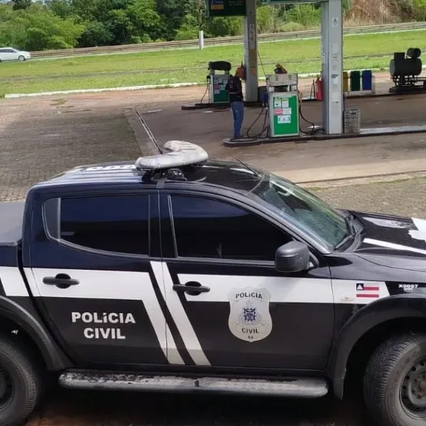 Polícia notifica três postos de combustíveis durante operação em Lauro de Freitas