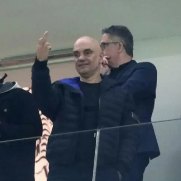 Alexandre de Moraes vai a jogo do Corinthians e faz gesto obsceno no dia em que é alvo de sanção dos EUA