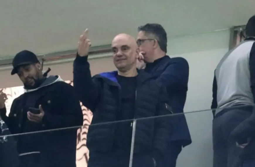 Alexandre de Moraes vai a jogo do Corinthians e faz gesto obsceno no dia em que é alvo de sanção dos EUA