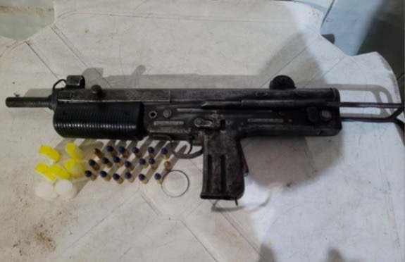 Adolescente é apreendido com submetralhadora e drogas em Rio Sena