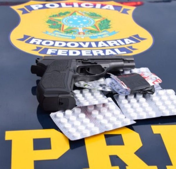 Caminhoneiro é preso com anfetaminas, simulacro de arma e cocaína durante abordagem na BR-324