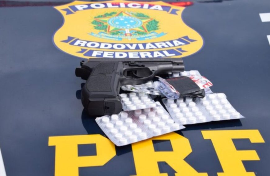 Caminhoneiro é preso com anfetaminas, simulacro de arma e cocaína durante abordagem na BR-324