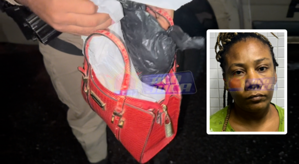 DENTRO DA BOLSA: Nete é presa com dois tabletes de cocaína durante abordagem da PM em Periperi; veja a reportagem
