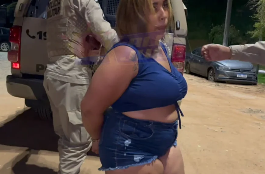 “RAINHA DO TRÁFICO”: Fiona é presa em flagrante com drogas no bairro de Pau da Lima