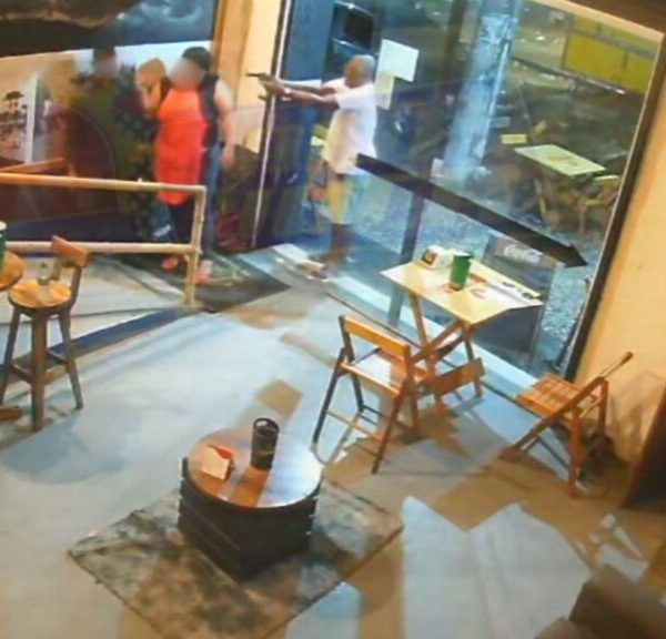EXCLUSIVO: PM aposentado é acusado de espancar companheira em bar no Largo da Lapinha; veja o vídeo