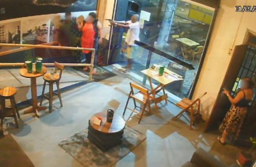 EXCLUSIVO: PM aposentado é acusado de espancar companheira em bar no Largo da Lapinha; veja o vídeo