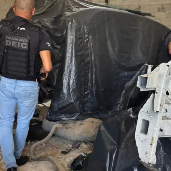 Polícia desarticula galpão de desmanche de carros para fraudar seguradoras em Eunápolis
