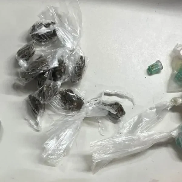 PM prende suspeito de tráfico e apreende drogas no bairro IAPI, em Salvador