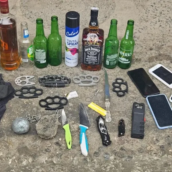 PM apreende arma branca com membros de torcida organizada no Lobato