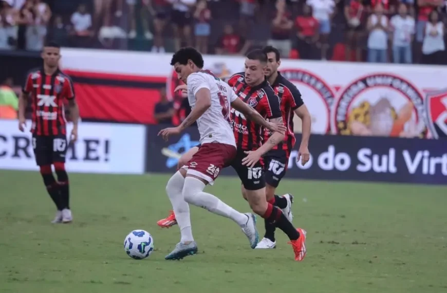 Com dois expulsos e arbitragem polêmica, Vitória perde para o Fluminense no Barradão e se mantém no Z4 do Brasileiro