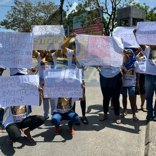 “PRESO TAMBÉM É GENTE”: esposas e familiares protestam em frente à Lemos Brito por melhores condições para detentos