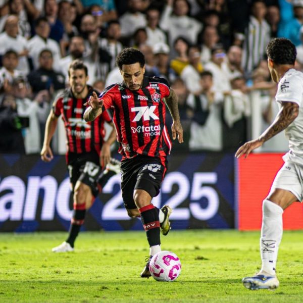 Em ‘jogo de seis pontos’, Vitória vence o Santos na Vila Belmiro