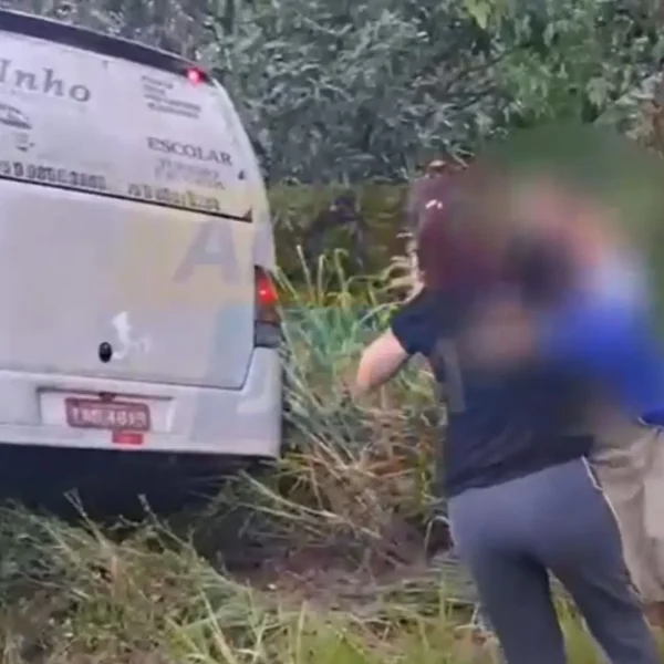 GRANDE SUSTO: ônibus com estudantes do Colégio da Polícia Militar sofre acidente em Catu; saiba os detalhes