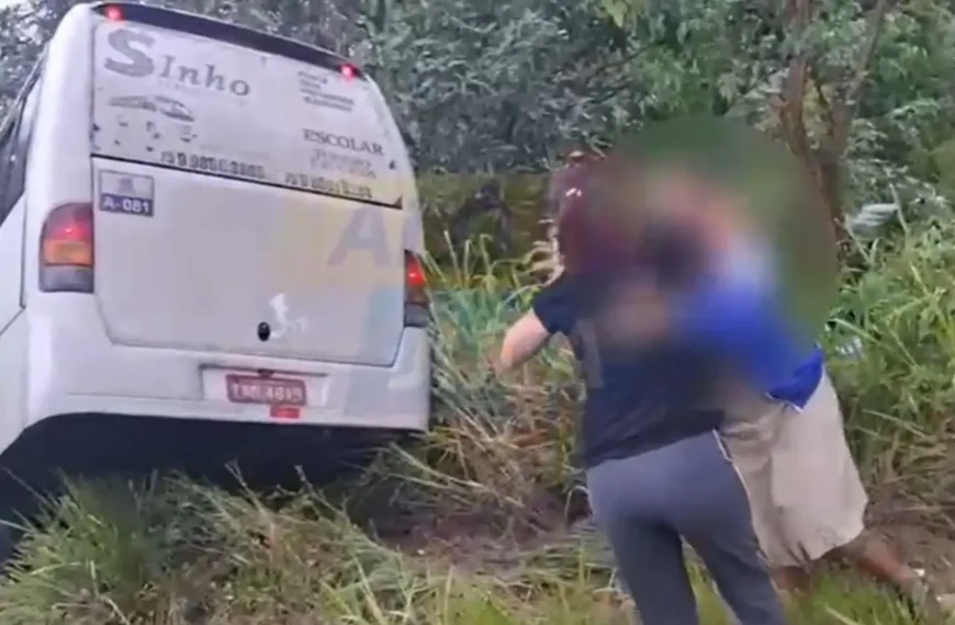 GRANDE SUSTO: ônibus com estudantes do Colégio da Polícia Militar sofre acidente em Catu; saiba os detalhes