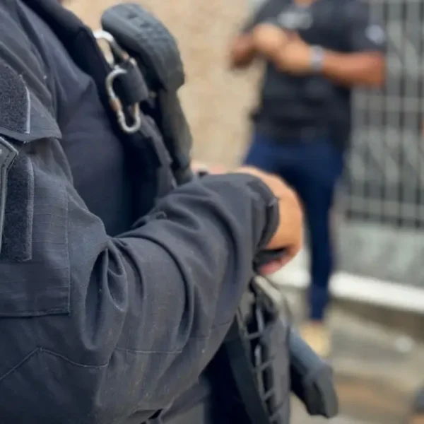 Homem é preso após submeter idosos a condições degradantes em Salvador