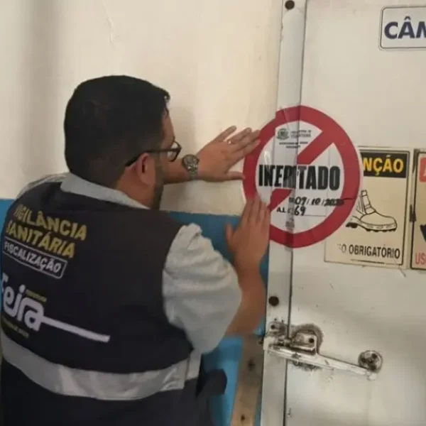 Vigilância Sanitária interdita fábrica de gelo em Feira de Santana por irregularidades
