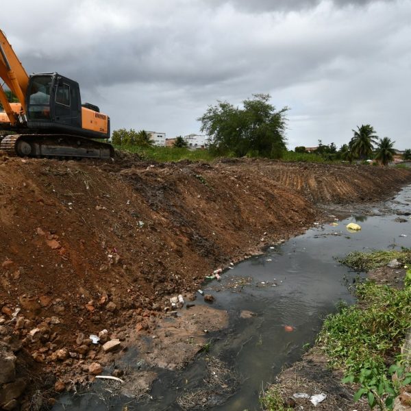 Chuvas de verão: Alagoinhas intensifica limpeza e desassoreamento de rios para prevenir inundações