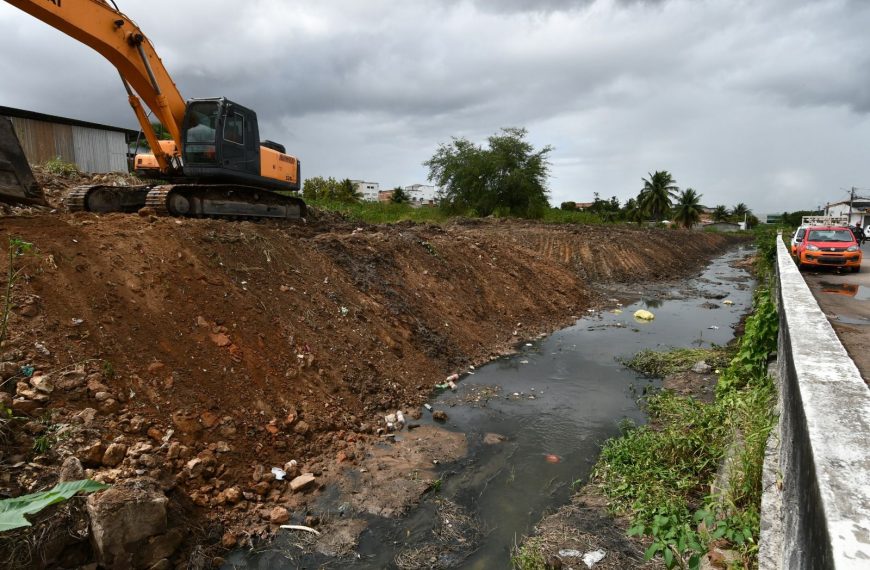 Chuvas de verão: Alagoinhas intensifica limpeza e desassoreamento de rios para prevenir inundações