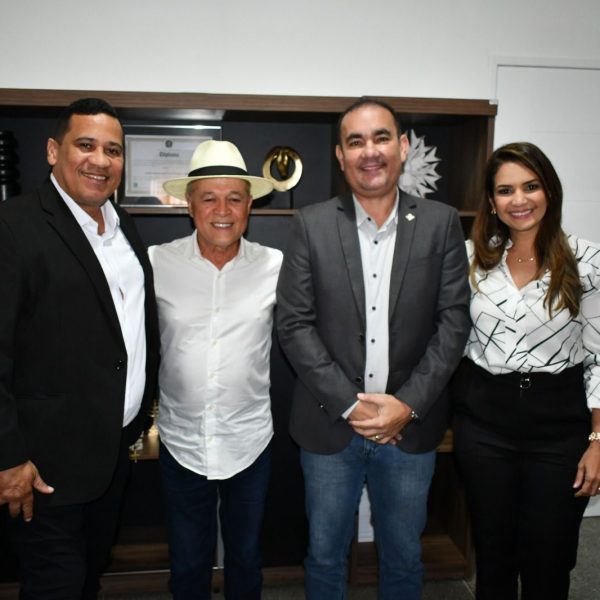 Prefeito Gustavo Carmo transmite cargo ao vice Luciano Sérgio antes de viagem internacional