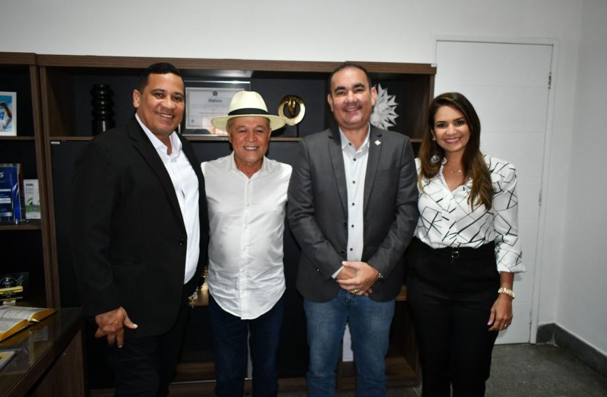 Prefeito Gustavo Carmo transmite cargo ao vice Luciano Sérgio antes de viagem internacional