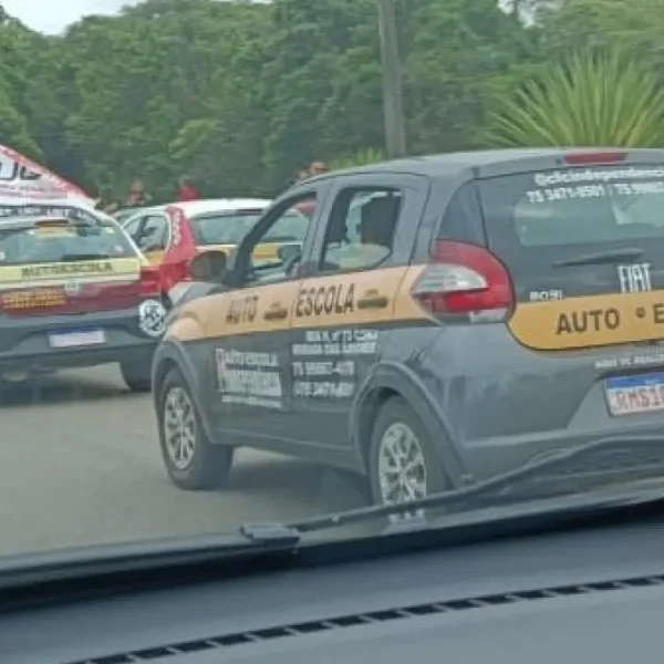 Funcionários de autoescolas fazem protesto em Salvador contra projeto que dispensa aulas para tirar CNH