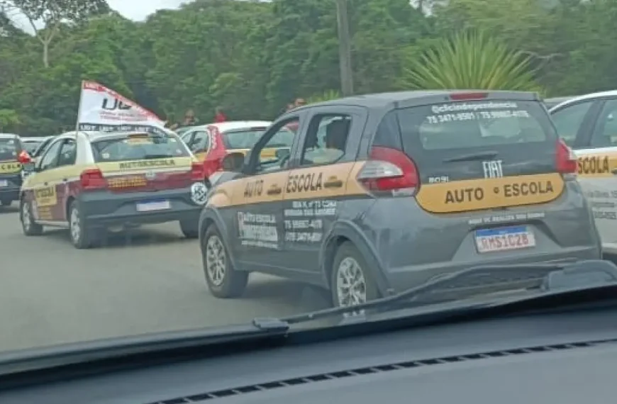 Funcionários de autoescolas fazem protesto em Salvador contra projeto que dispensa aulas para tirar CNH