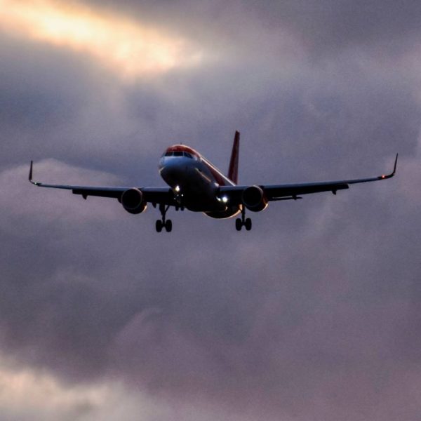 Avião cai próximo a aeroporto nos EUA e deixa ao menos sete mortos