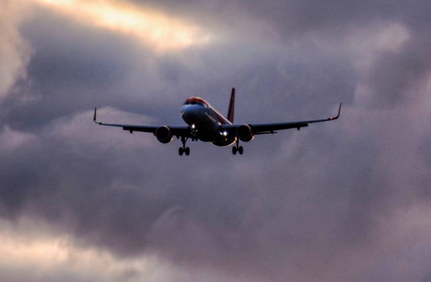 Avião cai próximo a aeroporto nos EUA e deixa ao menos sete mortos