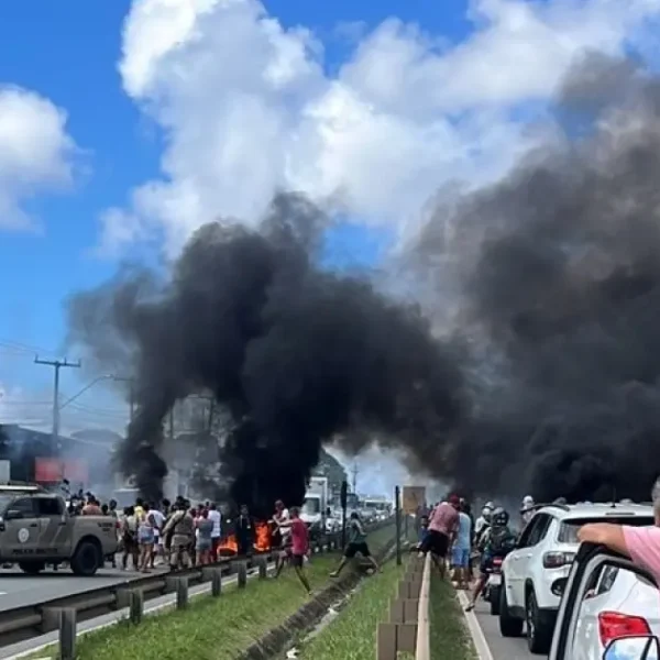 Manifestação bloqueia BA-099 e deixa trânsito lento em Abrantes
